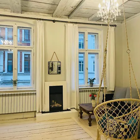 Klimatyczny Apartament Z Kominkiem Thorn Exterior foto